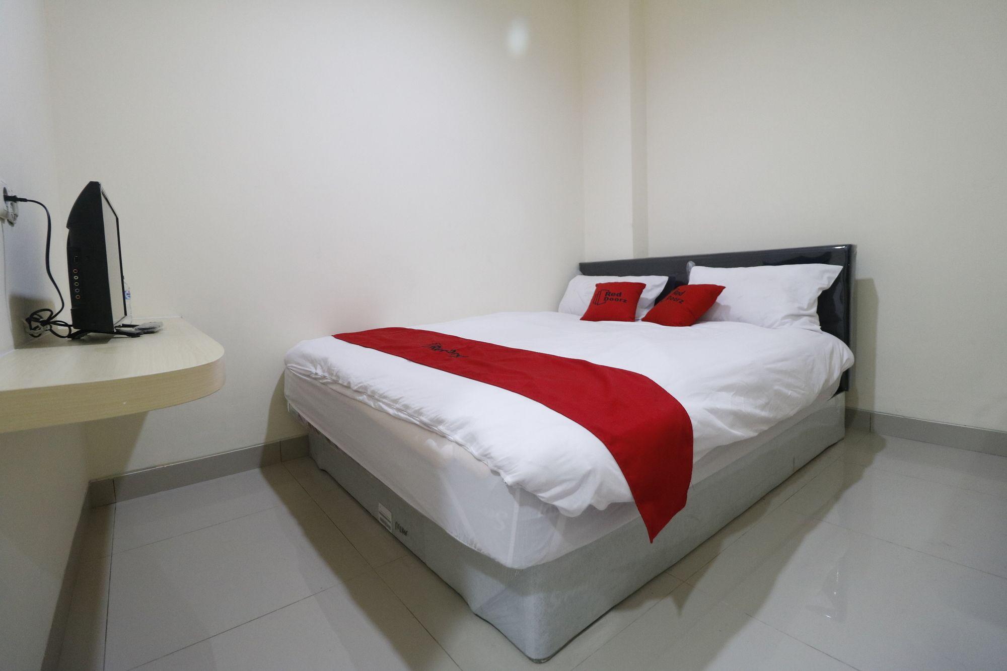 Reddoorz Plus Near Mall Ciputra Jakarta Eksteriør bilde